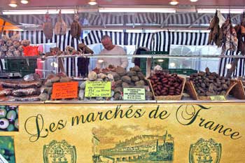 Das Bild zeigt einen Marktstand auf dem Französischen Markt.