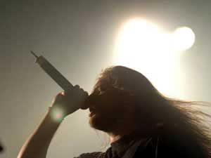 Das Bild zeigt einen Sänger der Metal-Gruppe Gutlock bei einem Auftritt