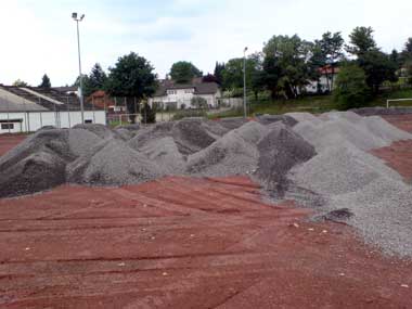 900 Tonnen Lavaschotter türmen sich auf dem Kaldauer Sportplatz