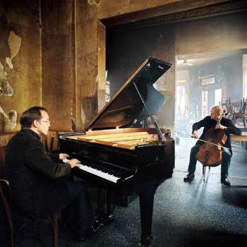 Das Bild zeigt Eckart Runge am Violoncello und Jacques Ammon am Klavier