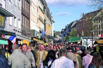 Das Bild zeigt Menschen in der Fußgängerzone in Siegburg