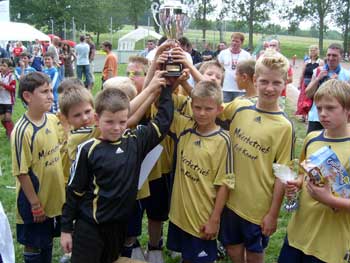 Das Bild zeigt die Mannschaft der E-1-Jugend des SSV Kaldauen mit dem Siegerpokal