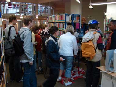 Das Bild zeigt Schüler in der Stadtbibliothek Siegburg
