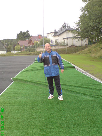 Das Foto zeigt SSV-Manager Bernd Kiesgen mit zwei der Kunstrasen-Flächen