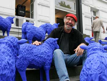 Künstler Rainer Bonk mit seinen blauen Schafen auf den Treppenstufen vor dem Stadtmuseum