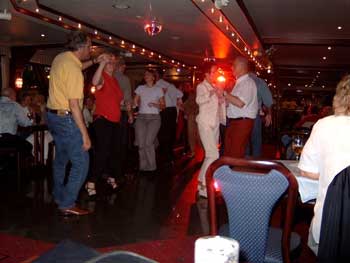 Das Bild zeigt tanzende Gäste des Schiffes MS Siebengebirge