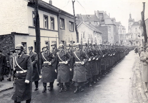 16. Februar 1962: Soldaten des Wachbataillons und Stabsmusikkorps ziehen durch die Weierstraße, in der ersten Reihe rechts der heutige Stadtverordnete Klaus Stich