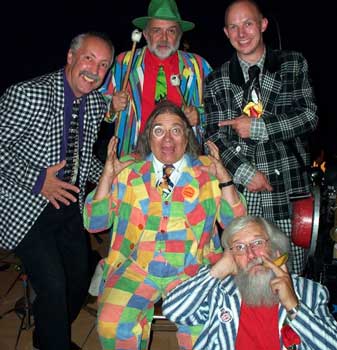 Das Bild zeigt die fünf buntgekleideten Mitglieder der Whoopee-Band 