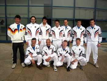 Das Bild zeigt zehn der Teilnehmer der Europameisterschaften der Berufsfeuerwehren mit ihrem Trainer.