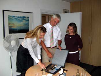 Yvonne Klinge und Silke Wallstab von der Firma Objektform Bonn überreichten Bürgermeister Huhn das Fotoalbum.