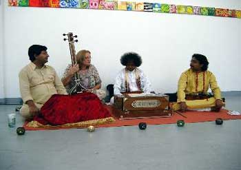 Das Bild zeigt die vier Mitglieder der indischen Musikgruppe Anubhab