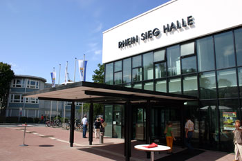 Das Bild zeigt die Außenansicht der Rhein-Sieg-Halle in Siegburg.