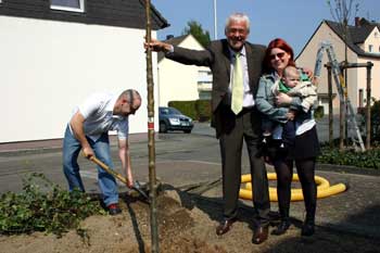Bürgermeister Huhn mit den Eltern des kleinen Max Luka beim Pflanzen des Baumes