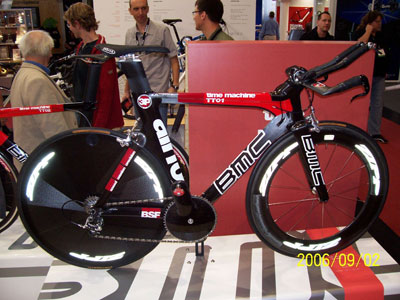 Das Foto zeigt  ein Rennrad-Exponat der Marke BMC auf der EUROBIKE 2006 in Friedrichshafen 
