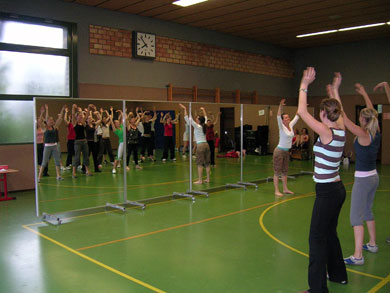 Das Foto zeigt Damen des STV tanzend in der Halle vor einem großen Spiegel