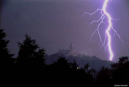Das Foto zeigt einen Blitz am nächtlichen Himmel über den Michaelsberg