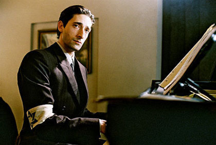Das Foto zeigt den Pianisten Wladyslaw Szpilmann (Adrien Brody) im Film 