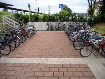 Fahrradstellplätze vor dem ICE-Bahnhof 