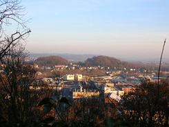 Das Foto zeigt eine Landschaft von Siegburg, im Hintergrund die Wolsberger