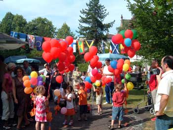 Kinder mit Luftballons beim Sommerfest im letzten Jahr