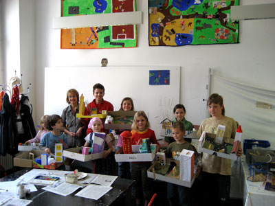Das Foto zeigt 9 Kinder mit ihren selbstgefertigten Arbeiten in der Hand, im Hintergrund Stefanie Reschke