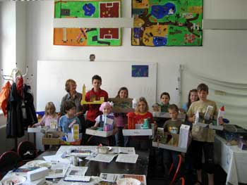 Kinder präsentieren ihre Kunstwerke