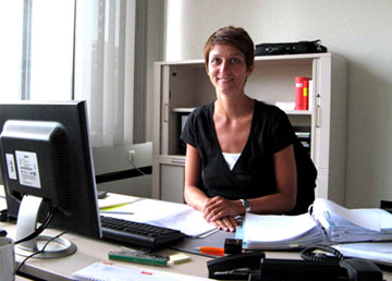 Das Foto zeigt die Controllerin Claudia Kuchheuser an ihrem Schreibtisch im Rathaus