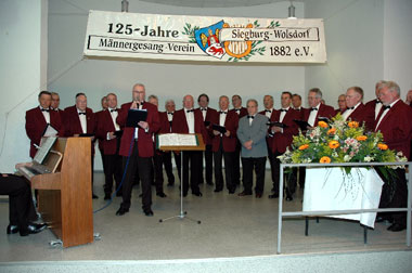 Das Foto zeigt den Männergesangverein Wolsdorfer auf der Bühne