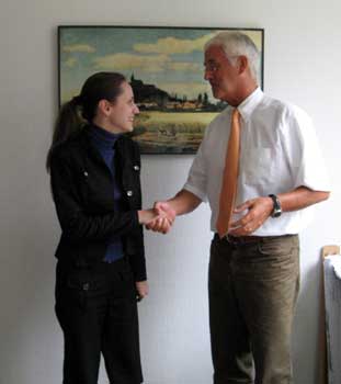 Bürgermeister Huhn begrüßt die russische Studentin Anna Nistarowa