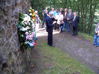 Das Foto zeigt das Gedenken am Uhlrather Hof für die drei erschossenen Luxemburger vor 63 Jahren, Bürgermeister Franz Huhn mit Politikern und Bürgern