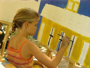 Ein Mädchen malt die Abtei