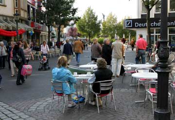 Passanten in der Siegburger Fußgängerzone