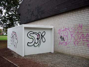 Die mit Graffitis beschmierte Garage auf dem Gelände der Adolf-Kolping-Schule 