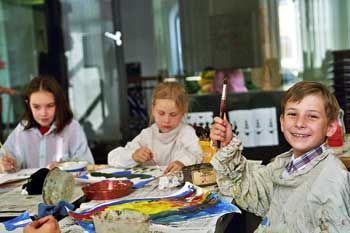 Drei Kinder beim Malen in der Kinderkunstschule