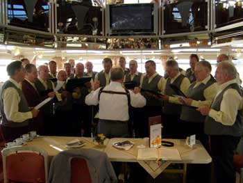 Der Männergesangsverein bei ihrem Auftritt auf dem Schiff