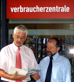 Bürgermeister Franz Huhn mit Martin Wieler vor der Verbraucherzentrale