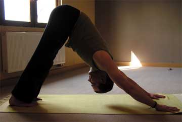Ein Mann bei einer Yoga-Übung