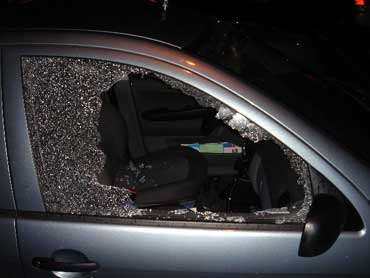Ein aufgebrochenes Fahrzeug mit zerschlagene Fensterscheibe