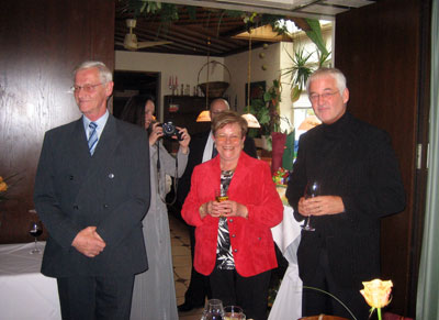 Das Foto zeigt Helmut und Irmtraud Bergmann mit Bürgermeister Franz Huhn