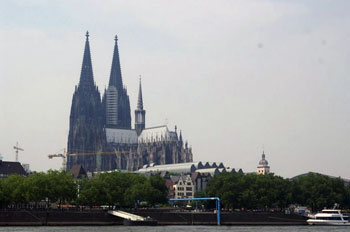 Stadtansicht Köln von der Deutzer Rheinseite auf den Kölner Dom