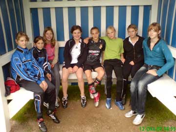 Die acht Fußballerinen der ersten Mädchen-Fußballmannschaft