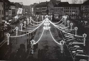 Der beleuchtete Siegburger Marktplatz im Jahr 1957