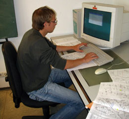 Das Bild zeigt einen Auszubildenden an seinem PC-Arbeitsplatz