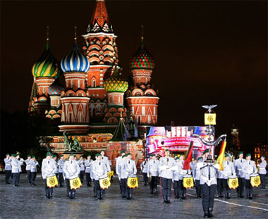 Das Bild zeigt das 1. Moskauer Militär-Musikfestival auf dem Roten Platz 