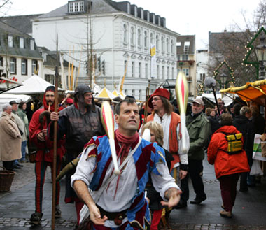 Das Foto zeigt Gaukler auf dem Mittelalterlichen Markt 