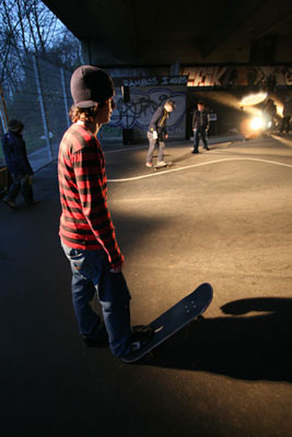 Das Bild zeigt Skater auf der Anlage bei Nacht