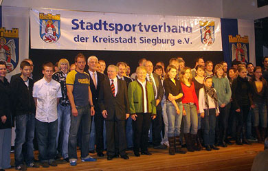 Das Bild zeigt die ausgezeichneten Sportler mit Bürgermeister Franz Huhn, Doris Römer und Erich Nießen