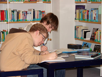 Zwei Schüler bei Recherchearbeiten in der Stadtbibliothek
