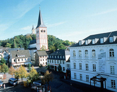 Das Bild zeigt den Marktplatz mit Museum und St. Servatius