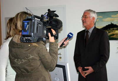 Das Bild zeigt den Bürgermeister Franz Huhn beim Pressetermin zum Thema Nachtflug